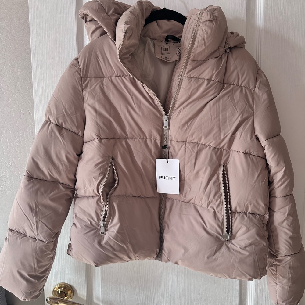Puffit jacket with hood 
Size medium 
Color oat 
News with tags